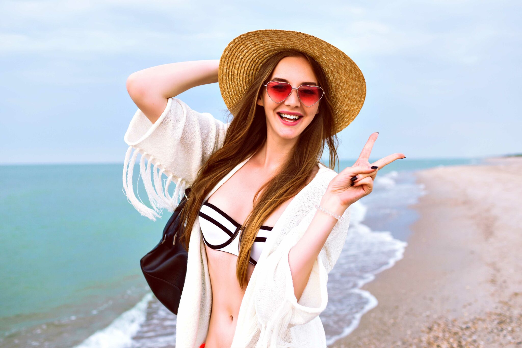 Summer she. Красивая брюнетка в соломенной шляпе и солнечных очках. Ocean Wear Strand Top.